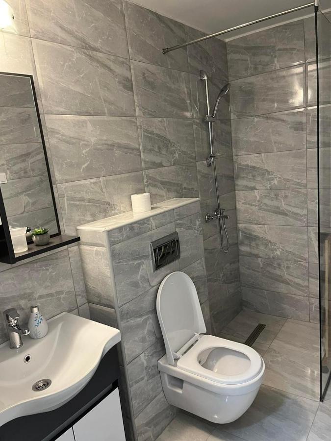 Apartmani Stari Aerodrom ポドゴリツァ エクステリア 写真
