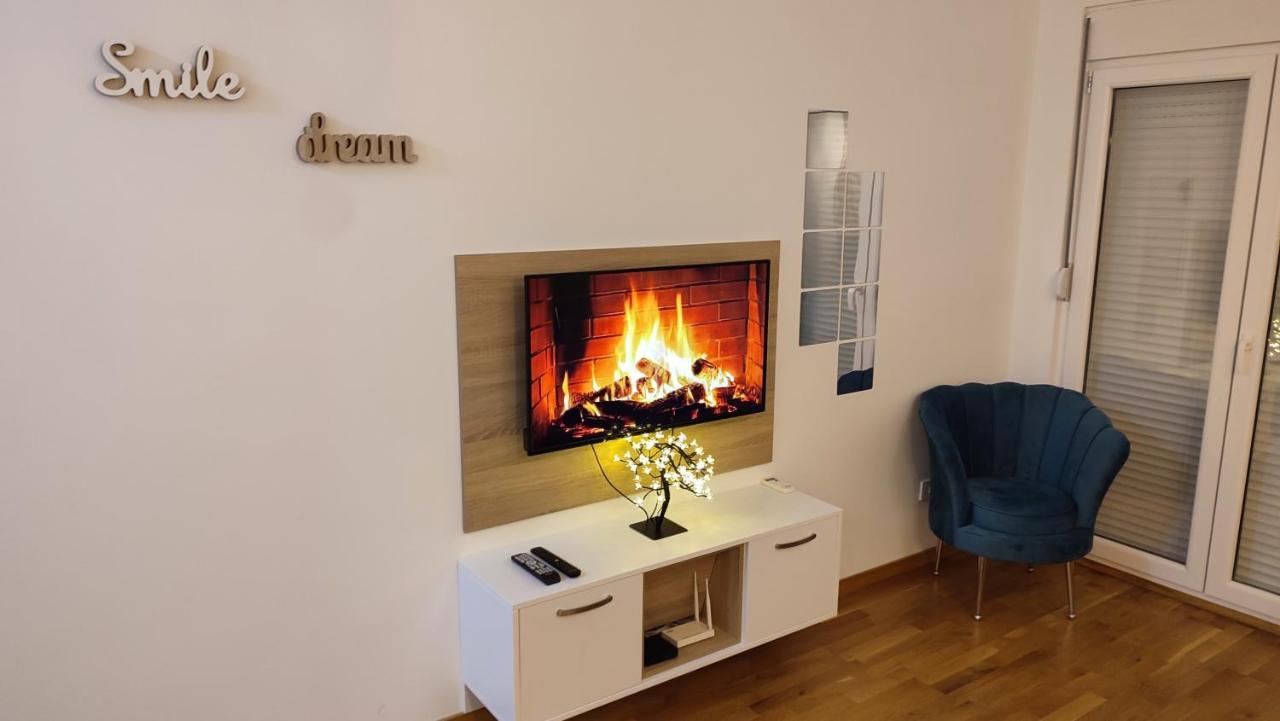 Apartmani Stari Aerodrom ポドゴリツァ エクステリア 写真