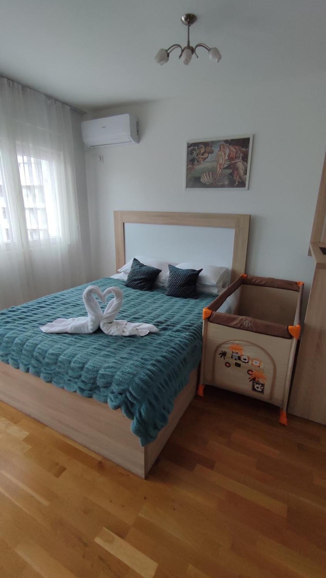 Apartmani Stari Aerodrom ポドゴリツァ エクステリア 写真